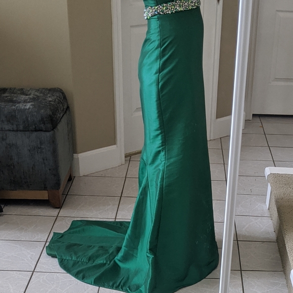Emerald Green evening gown or grad dress - Picture 6 of 8